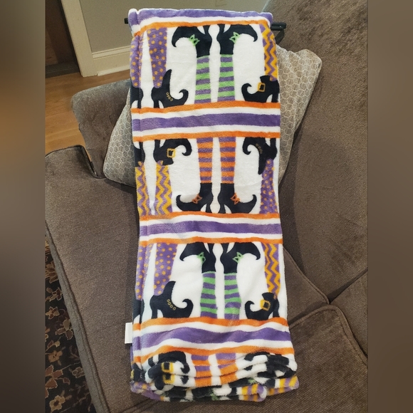 Hocus Pocus Witch Leg Throw-NWT - Picture 1 of 4
